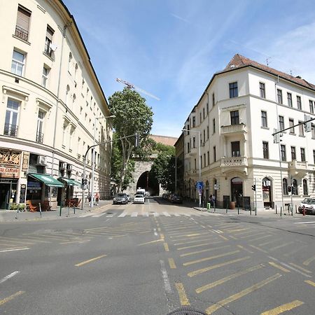 Castle Courtyard Hideaway Apartamento Budapeste Exterior foto