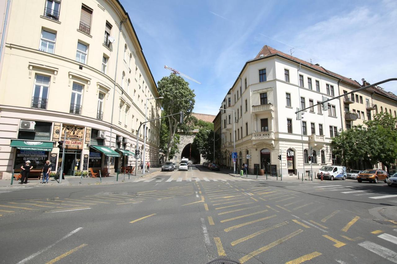 Castle Courtyard Hideaway Apartamento Budapeste Exterior foto