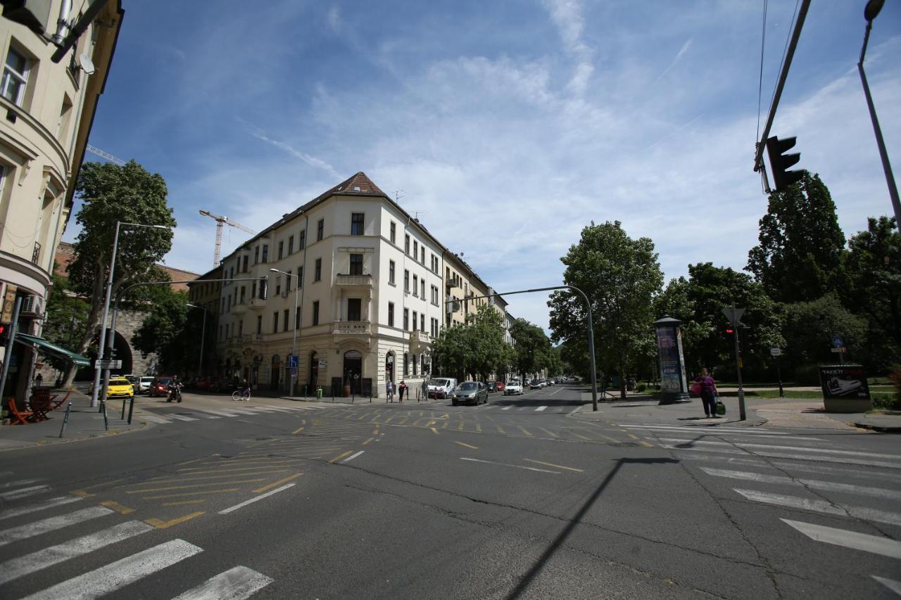 Castle Courtyard Hideaway Apartamento Budapeste Exterior foto